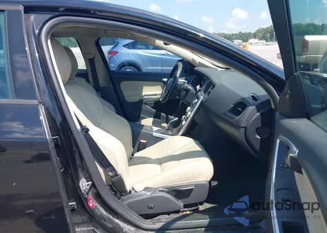 2017 Volvo S60 T5 Dynamic z USA, uszkodzony, nr VIN YV126MFLXH2430810